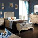 Dormitorio individual vintage, con cabecero y mesita de noche color beige Dormitorio individual vintage, con cabecero y mesita de noche color beige