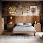 Dormitorio retro vintage con cabecero, mesitas de noche y cómoda a juego Dormitorio retro vintage con cabecero, mesitas de noche y cómoda a juego