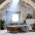 Dormitorio vintage con cabecero, mesitas de noche, arca, y cómoda a juego Dormitorio vintage con cabecero, mesitas de noche, arca, y cómoda a juego