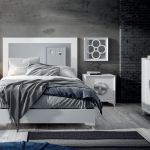 Dormitorio vintage con mesitas de noche, cómoda y cabecero espejo a juego Dormitorio vintage con mesitas de noche, cómoda y cabecero espejo a juego