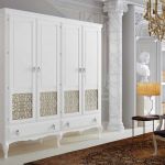 Armario isabelino de color blanco con detalles en oro Armario isabelino de color blanco con detalles en oro