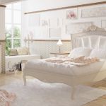 Dormitorio isabelino color beige y plateado, con mesita de noche, cómoda y cabecero moderno Dormitorio isabelino color beige y plateado, con mesita de noche, cómoda y cabecero moderno
