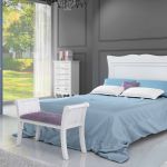 Dormitorio isabelino color blanco con mesita de noche, cómoda y banqueta Dormitorio isabelino color blanco con mesita de noche, cómoda y banqueta