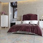 Dormitorio isabelino color blanco, con cabecero de terciopelo en color burdeos Dormitorio isabelino color blanco, con cabecero de terciopelo en color burdeos
