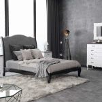 Dormitorio isabelino color blanco con cabecero tapizado Dormitorio isabelino color blanco con cabecero tapizado