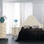Dormitorio isabelino color blanco envejecido con cabecero clásico Dormitorio isabelino color blanco envejecido con cabecero clásico