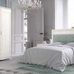 Dormitorio isabelino color blanco con cabecero tapizado en color verde mint Dormitorio isabelino color blanco con cabecero tapizado en color verde mint