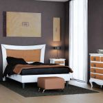 Dormitorio isabelino color madera y blanco, con cabecero moderno de madera Dormitorio isabelino color madera y blanco, con cabecero moderno de madera