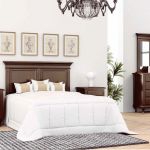 Dormitorio isabelino color nogal oscuro con cabecero clásico Dormitorio isabelino color nogal oscuro con cabecero clásico