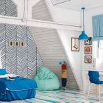Dormitorio isabelino color blanco, con escritorio y mesita de noche con detalles en plateado Dormitorio isabelino color blanco, con escritorio y mesita de noche con detalles en plateado