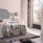 Dormitorio neoclásico color beige y blanco, con cabecero tapizado y mesita de noche Dormitorio neoclásico color beige y blanco, con cabecero tapizado y mesita de noche