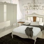 Dormitorio neoclásico color beige y marfil perlata, con cómoda, mesita de noche y armario a juego. Dormitorio neoclásico color beige y marfil perlata, con cómoda, mesita de noche y armario a juego.