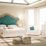 Dormitorio neoclásico color blanco con cabecero tapizado en color azul, y mesitas de noche Dormitorio neoclásico color blanco con cabecero tapizado en color azul, y mesitas de noche