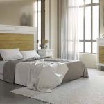 Dormitorio neoclásico color blanco envejecido con cajones y panel del cabecero en color natural Dormitorio neoclásico color blanco envejecido con cajones y panel del cabecero en color natural