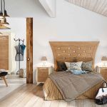 Dormitorio neoclásico color natural y beige, con mesita de noche y cabecero clásico Dormitorio neoclásico color natural y beige, con mesita de noche y cabecero clásico