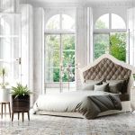 Dormitorio neoclásico color blanco con cabecero tapizado panel marrón Dormitorio neoclásico color blanco con cabecero tapizado panel marrón