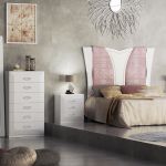 Dormitorio retro color blanco, con mesita de noche y cabecero moderno en color rosa pastel Dormitorio retro color blanco, con mesita de noche y cabecero moderno en color rosa pastel