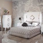 Dormitorio retro en color blanco, con mesita de noche y cabecero con cristal incrustado Dormitorio retro en color blanco, con mesita de noche y cabecero con cristal incrustado