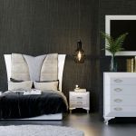 Dormitorio retro color blanco, con mesita de noche, cómoda y banqueta. Cabecero moderno. Dormitorio retro color blanco, con mesita de noche y cómoda. Cabecero moderno.