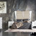 Dormitorio retro color blanco, con mesita de noche y cómoda a juego. Cabecero moderno. Dormitorio retro color blanco, con mesita de noche y cómoda a juego. Cabecero moderno.