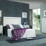 Dormitorio retro color blanco con cabecero moderno y mesitas de noche Dormitorio retro color blanco con cabecero moderno y mesitas de noche