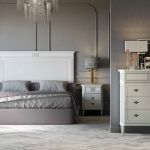 Dormitorio retro color blanco con mesitas de noche, cómoda y cabecero clásico Dormitorio retro color blanco con mesitas de noche, cómoda y cabecero clásico