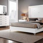 Dormitorio retro color blanco, con mesita de noche y cómoda a juego. Cabecero tapizado. Dormitorio retro color blanco, con mesita de noche y cómoda a juego. Cabecero tapizado.