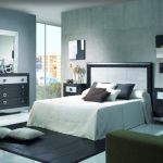 Dormitorio retro color negro con cabecero moderno panel blanco Dormitorio retro color negro con cabecero moderno panel blanco