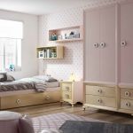 Dormitorio retro juvenil color rosa pastel y oro, con cama nido, armario y mesita de noche a juego. Dormitorio retro juvenil color rosa pastel y oro, con cama nido, armario y mesita de noche a juego.