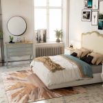 Dormitorio vintage color blanco, con cabecero tapizado en beige Dormitorio vintage color blanco, con cabecero tapizado en beige