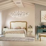 Dormitorio vintage color beige y madera, con cabecero clásico, tocador y banqueta Dormitorio vintage color beige y oro, con cabecero clásico