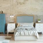 Dormitorio vintage color blanco con cabecero de madera con panel en color azul y mesitas de noche Dormitorio vintage color blanco con cabecero de madera con panel en color azul y mesitas de noche