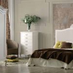 Dormitorio vintage color blanco y cabecero clásico con panel en beige Dormitorio vintage color blanco y cabecero clásico con panel en beige