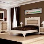 Dormitorio vintage color blanco, con cabecero y mesitas de noche estilo clásico Dormitorio vintage color blanco, con cabecero y mesitas de noche estilo clásico