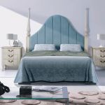 Dormitorio vintage color blanco envejecido con cabecero clásico en color azul Dormitorio vintage color blanco envejecido con cabecero clásico en color azul