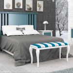Dormitorio vintage color blanco y azul profundo, con cabecero calado y banqueta Dormitorio vintage color blanco y azul profundo, con cabecero calado y banqueta
