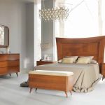 Dormitorio vintage color madera, con patas nórdicas, cabecero y banqueta Dormitorio vintage color madera, con cabecero y banqueta