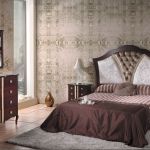 Dormitorio vintage color madera con detalles blancos y cabecero clásico Dormitorio vintage color madera con detalles blancos y cabecero clásico