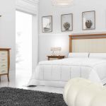 Dormitorio vintage color miel y blanco envejecido, con cabecero clásico Dormitorio vintage color miel y blanco envejecido, con cabecero clásico