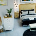 Dormitorio vintage color natural, con cabecero de rejilla Dormitorio vintage color miel, con cabecero de rejilla