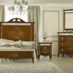 Dormitorio vintage color nogal con mesita de noche, cómoda y cabecero decorado clásico Dormitorio vintage color nogal con mesita de noche, cómoda y cabecero decorado clásico