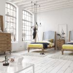 Dormitorio vintage color roble, con mesita de noche clásica y cabecero con panel en rayas azules Dormitorio vintage color roble, con mesita de noche clásica y cabecero con panel en rayas azules
