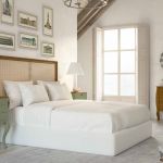 Dormitorio vintage con mesitas de noche en verde mint y cabecero de rejilla en beige Dormitorio vintage con mesitas de noche en verde mint y cabecero de rejilla en beige