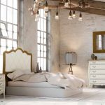 Dormitorio vintage en color hueso, con cabecero tapizado con formas geométricas Dormitorio vintage en color hueso, con cabecero tapizado con formas geométricas