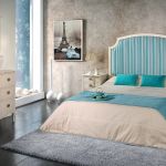 Dormitorio vintage en color blanco envejecido y cabecero con panel en rayas azules Dormitorio vintage en color blanco envejecido y cabecero con panel en rayas azules