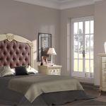 Dormitorio vintage color beige con cabecero y mesita de noche tallado Dormitorio vintage color beige con cabecero y mesita de noche tallado