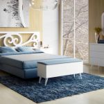 Dormitorio vintage color blanco con patas nórdicas, cabecero de madera moderno y banqueta Dormitorio vintage color blanco con patas nórdicas