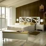Dormitorio vintage isabelino color blanco con banqueta y mesita de noche con patas torneadas Dormitorio vintage isabelino color blanco con banqueta y mesita de noche con patas torneadas