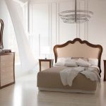 Dormitorio isabelino vintage color madera y beige, con cabecero estilo clásico moderno Dormitorio isabelino vintage color madera y beige, con cabecero asimétrico