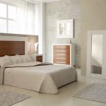 Dormitorio vintage color blanco y madera, y cabecero moderno Dormitorio vintage color blanco y madera, con cabecero moderno con panel central de madera